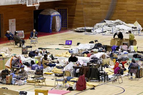 2024年1月12日、中学校の体育館に避難した能登半島地震の被災者=石川県輪島市