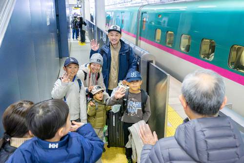 手を振って別れを惜しむ帰省客ら=3日午前11時ごろ、JR八戸駅