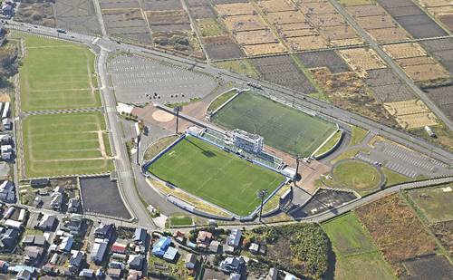 ヴァンラーレ八戸が現在本拠地とするプライフーズスタジアム(中央下)。「100年構想委員会」では新スタジアムの在り方も議論される見通しだ=昨年11月、八戸市市川町
