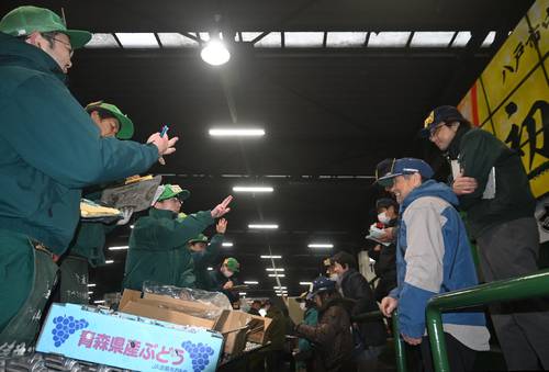 八戸市中央卸売市場で行われた初売り=5日、八戸市