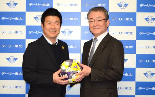 パートナー契約を締結したヴァンラーレ八戸の下平賢吾社長(左)とデーリー東北新聞社の広瀬知明社長=6日、八戸市