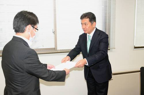 中谷昌浩指導課長(左)に要望書を手渡す小倉謙支部長=7日、青森市