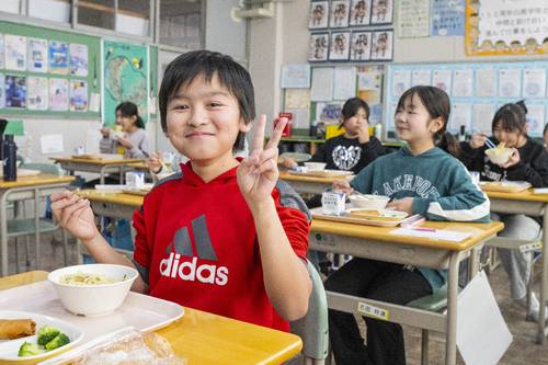 学校給食が再開し、美味しそうに給食を食べる児童ら=13日、八戸市立白銀小学校
