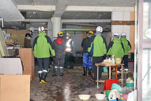 解体に向け施設内を確認する作業員=15日、十和田市の旧十和田湖グランドホテル