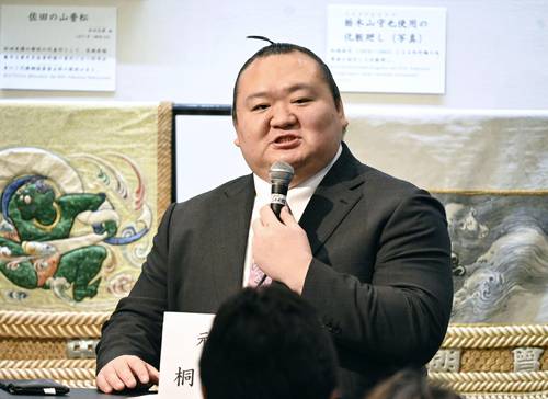 トークイベントに臨む桐山親方=両国国技館