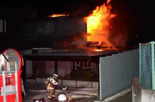 2階部分が激しく燃える住宅=17日午前1時ごろ、八戸市旭ケ丘3丁目