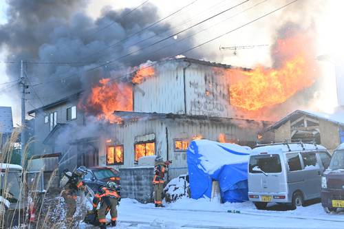 八戸市吹上6丁目で発生した住宅火災の現場=18日午前8時45分ごろ