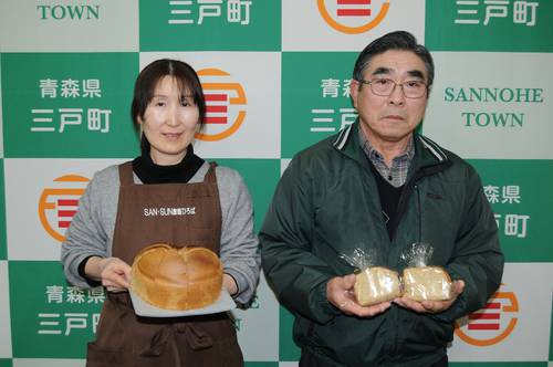じゅねシフォンケーキをPRする竹野治会長(右)と工藤友恵さん