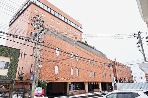 2月11日から宿泊営業の再開が決まった八戸グランドホテル=27日、八戸市番町