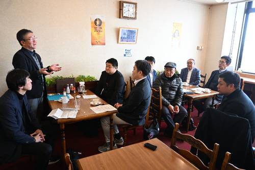 結団式で視察の狙いを語る広瀬知明団長(左奥)=2日、三沢空港