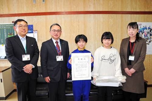 水生生物調査で知事感謝状を受けた九戸小の児童ら