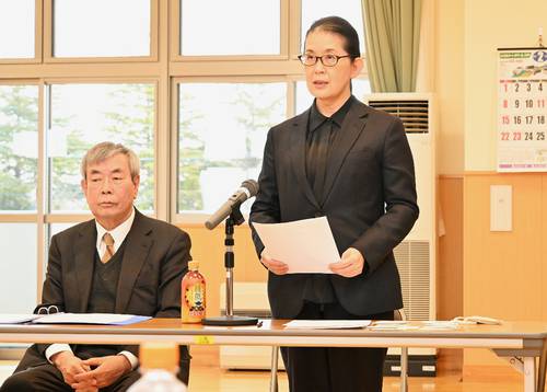 コンプライアンス委員会の冒頭にあいさつする石山菜穂理事長(右)=7日、八戸市