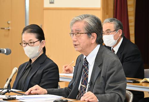 コンプライアンス委員会の委員長に就いた熊谷清一氏(手前右)。左は石山菜穂理事長=7日、八戸市