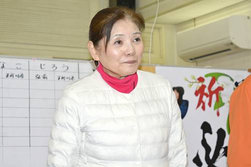 開票結果を受け、厳しい表情を浮かべる佐原若子さん=9日午前0時ごろ、五所川原市