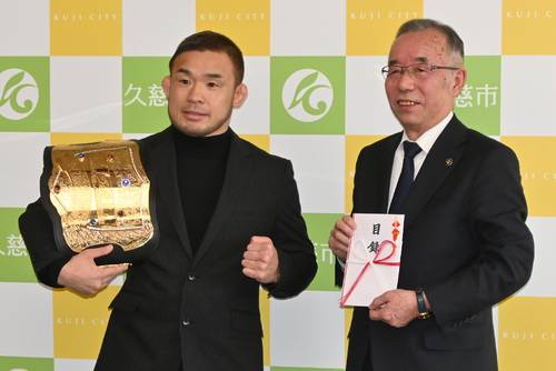 フライ級王者としてのベルトを携え、さらなる飛躍を誓った扇久保博正選手(左)