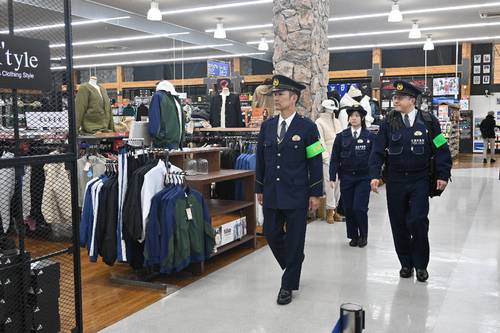 横行する万引被害を防止するため、八戸警察署は管内の商業施設の見回りを強化している=2月上旬、八戸市沼館4丁目