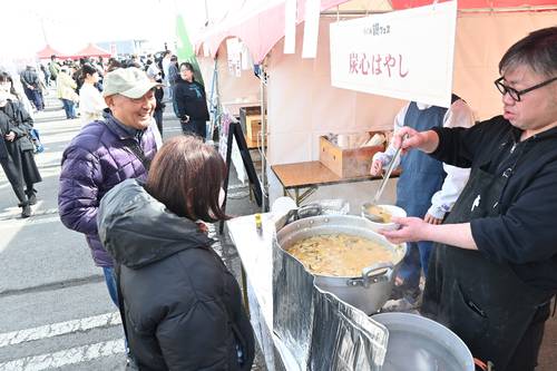 地元食材を使った鍋料理と八戸えんぶりの実演で多くの来場者でにぎわう八食鍋フェス=22日、八戸市