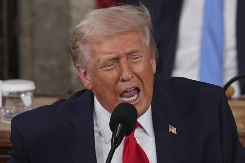 上下両院合同会議で2期目初の一般教書演説を行うトランプ米大統領=24日、ワシントン(AP=共同)