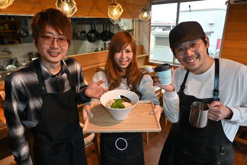 アエマ八戸から陸奥湊駅に移転オープンしたナクル。ラーメンを紹介する田栗勇太さん(左)とコーヒーをプロデュースした石澤太郎さん(右)=24日、八戸市