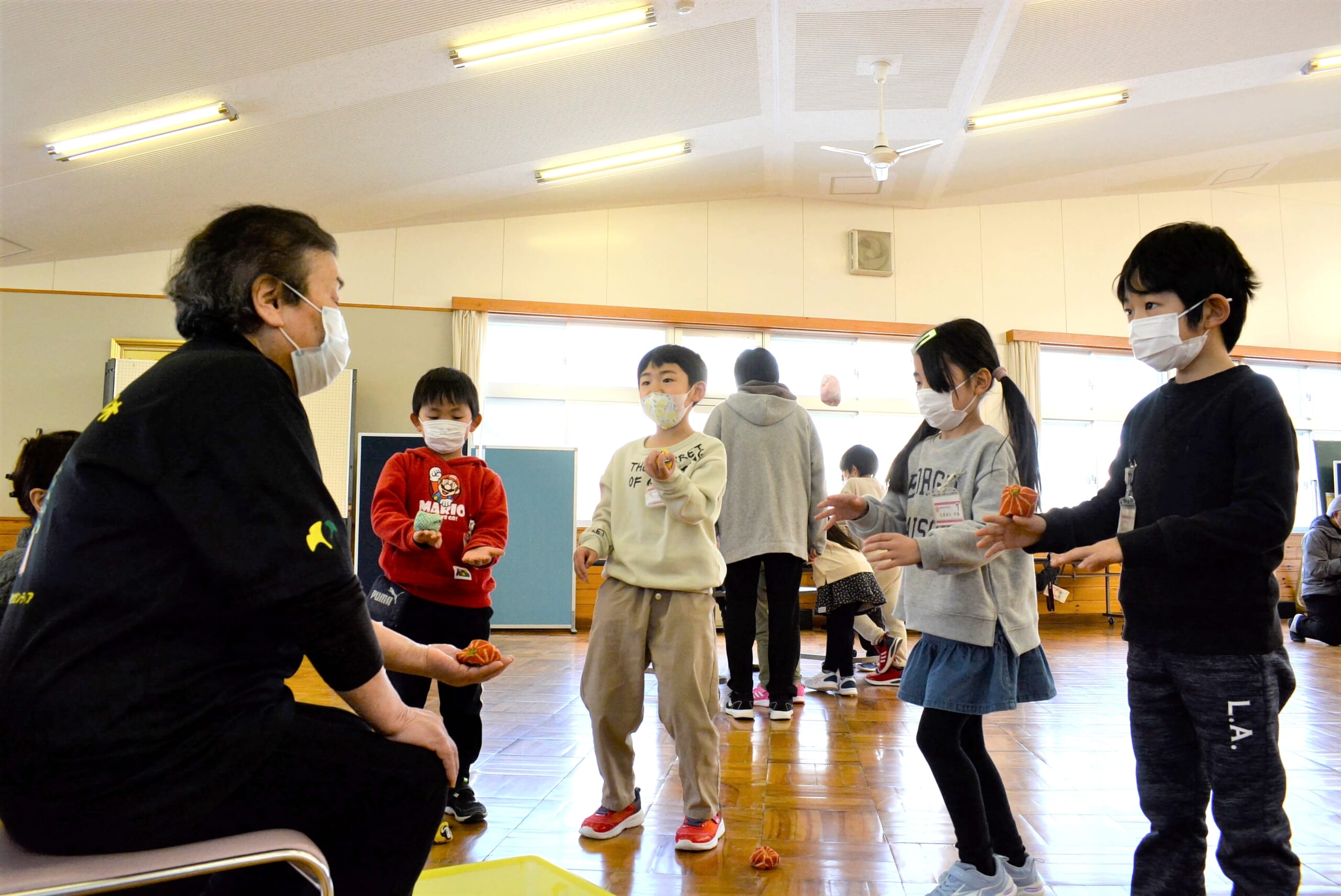 児童は地域住民と昔遊びを通して交流した