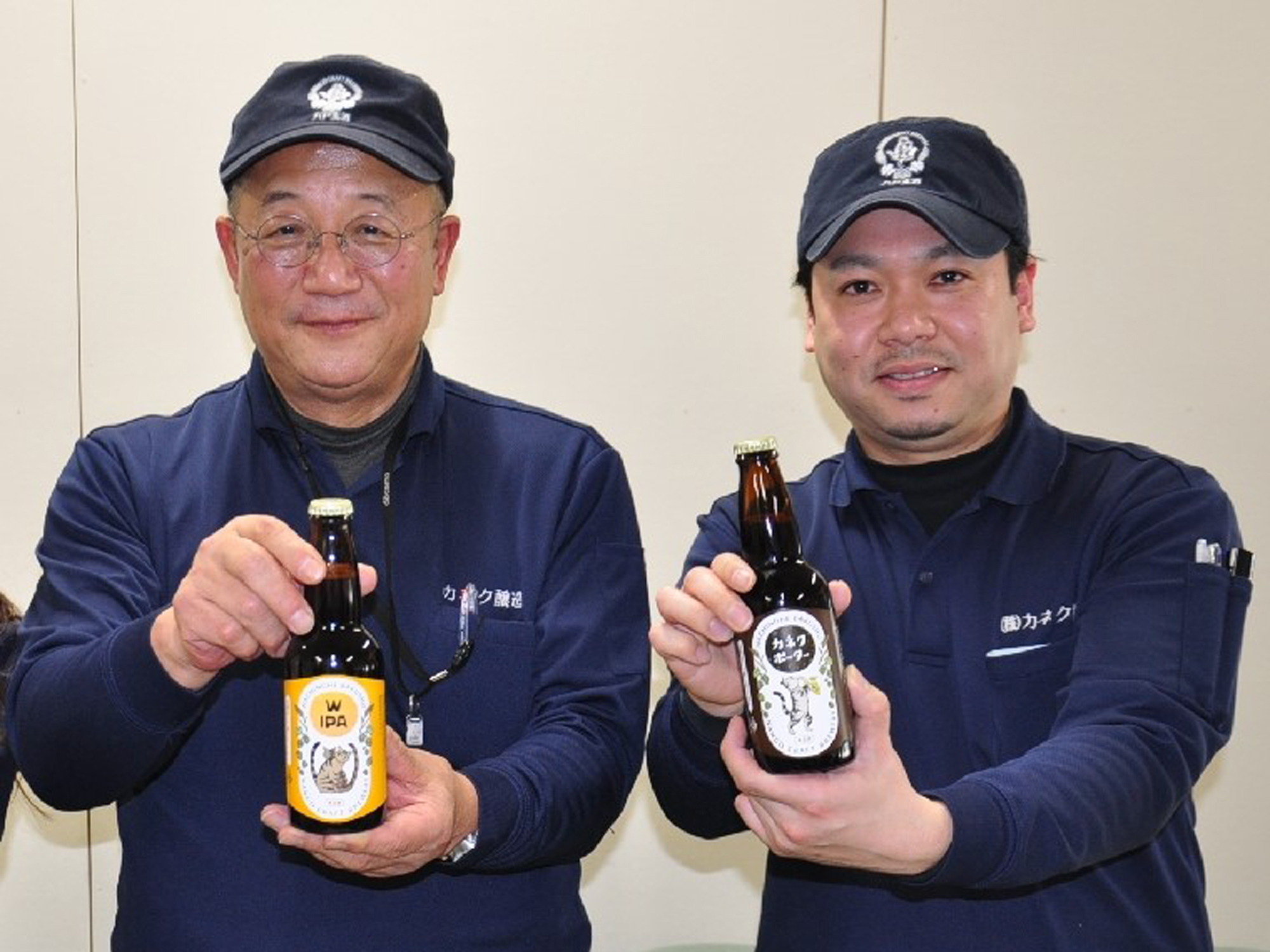 新商品をPRするカネク醸造の関係者=八戸市