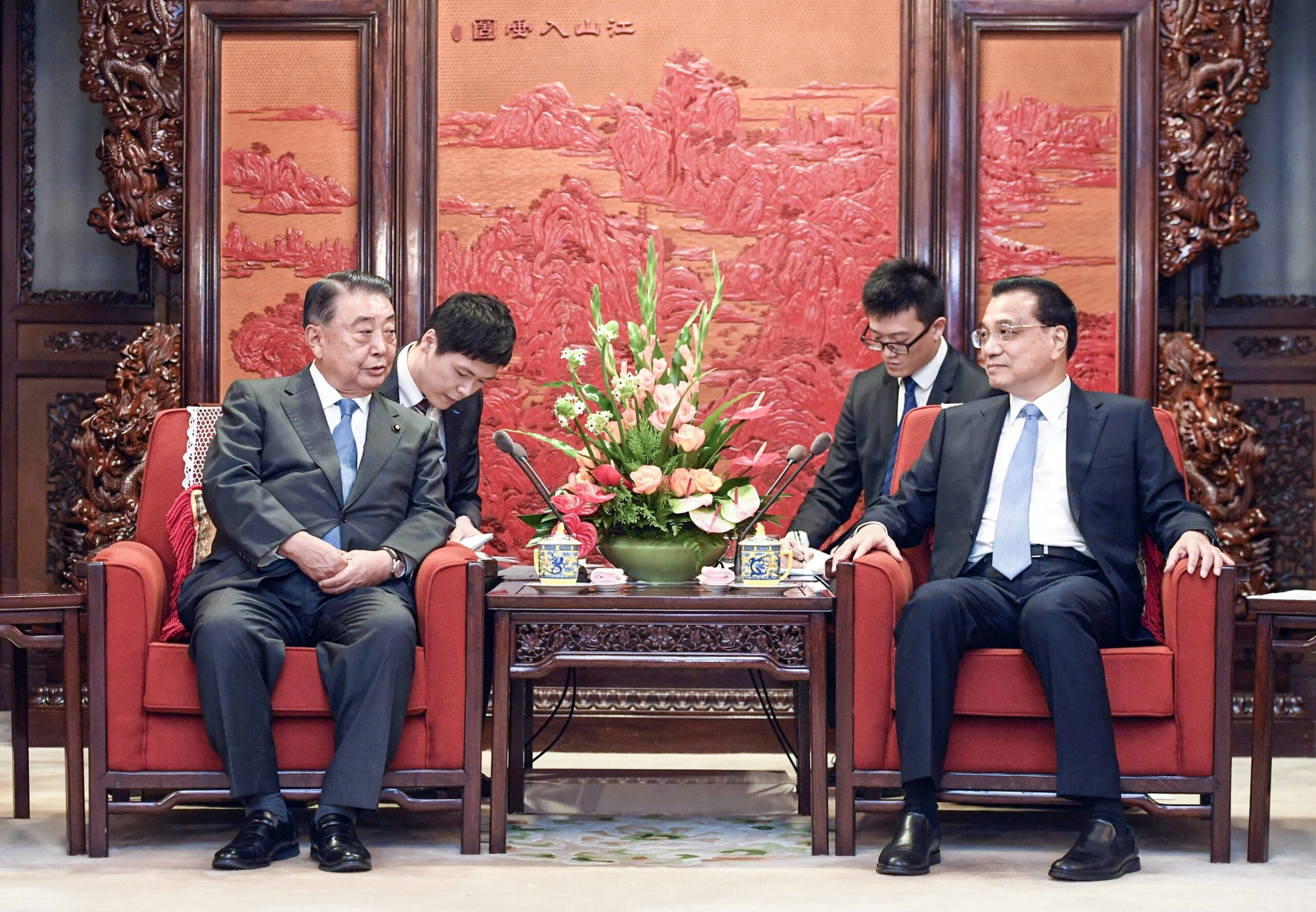 日中関係の改善へ中国の李克強首相(右)と意見交換する大島理森衆院議長=2018年7月24日、中国北京市
