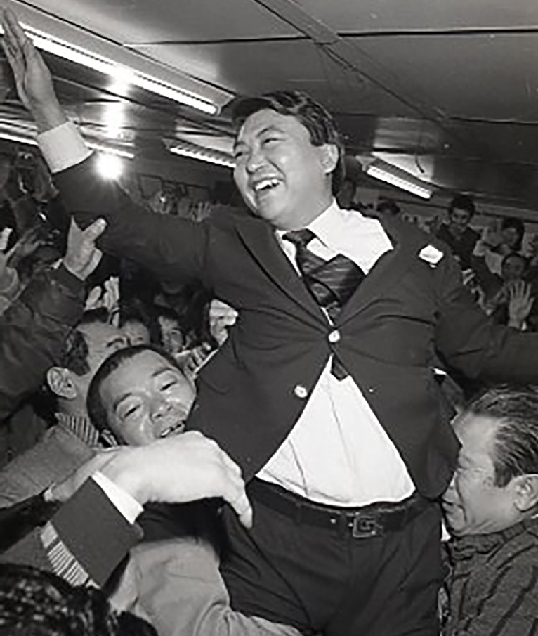 2度目の挑戦で当選し、支持者に担ぎ上げられる大島理森氏=1983年12月18日