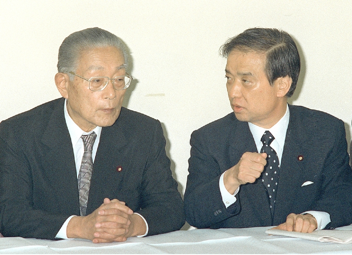 河本敏夫氏(左)の総裁選出馬断念と海部俊樹氏の擁立を決めた河本派総会=1989年8月2日、東京都内の同派事務所