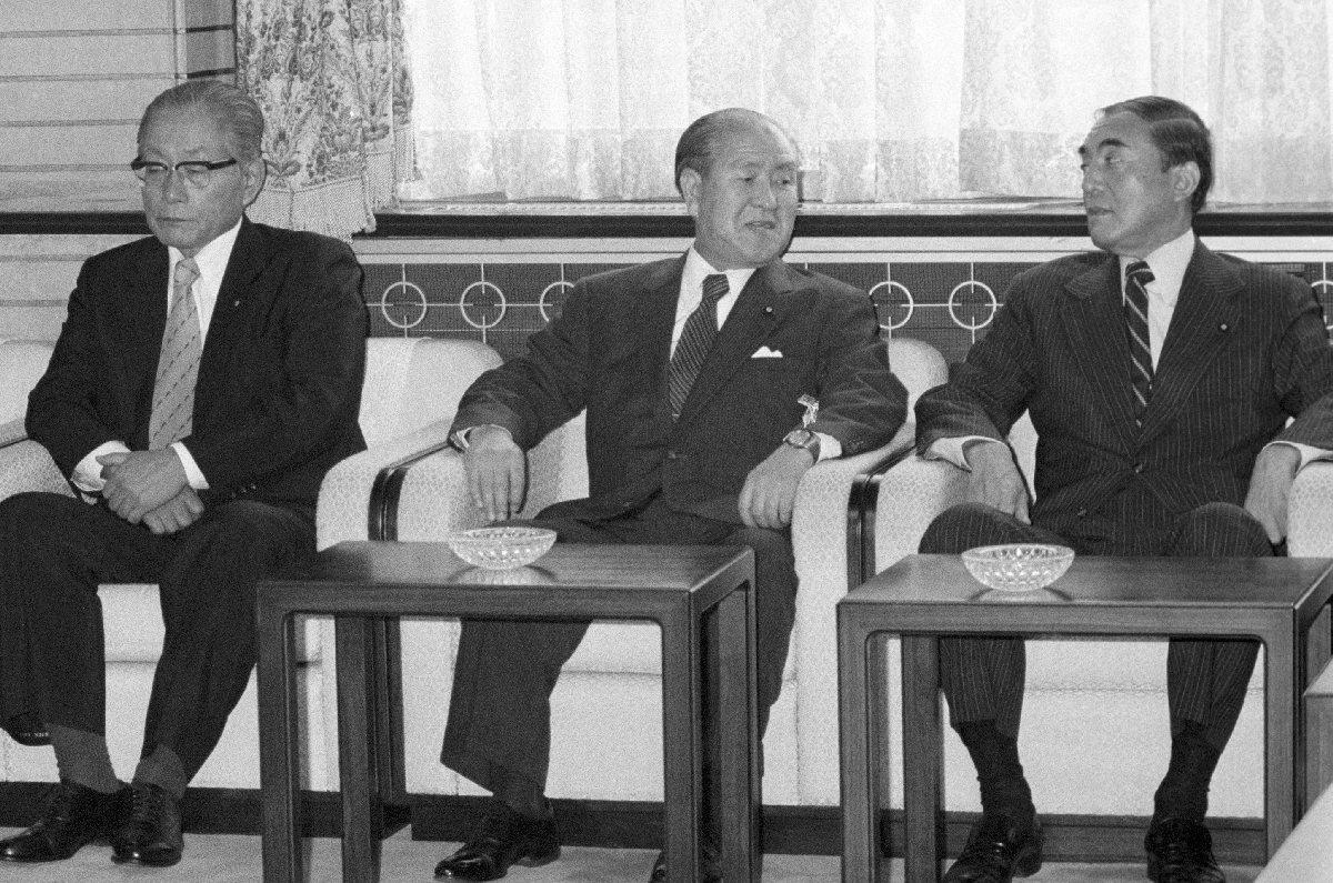 閣議に臨む鈴木善幸首相(中央)、河本敏夫経済企画庁長官(左)、中曽根康弘行政管理庁長官=1980年7月18日、首相官邸