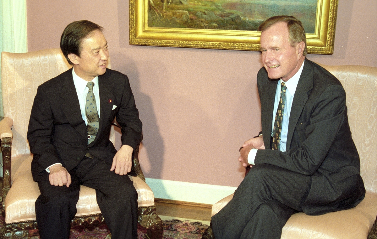 米国ヒューストン市内のホテルでブッシュ大統領(右)と会談する海部俊樹首相=1990年7月8日