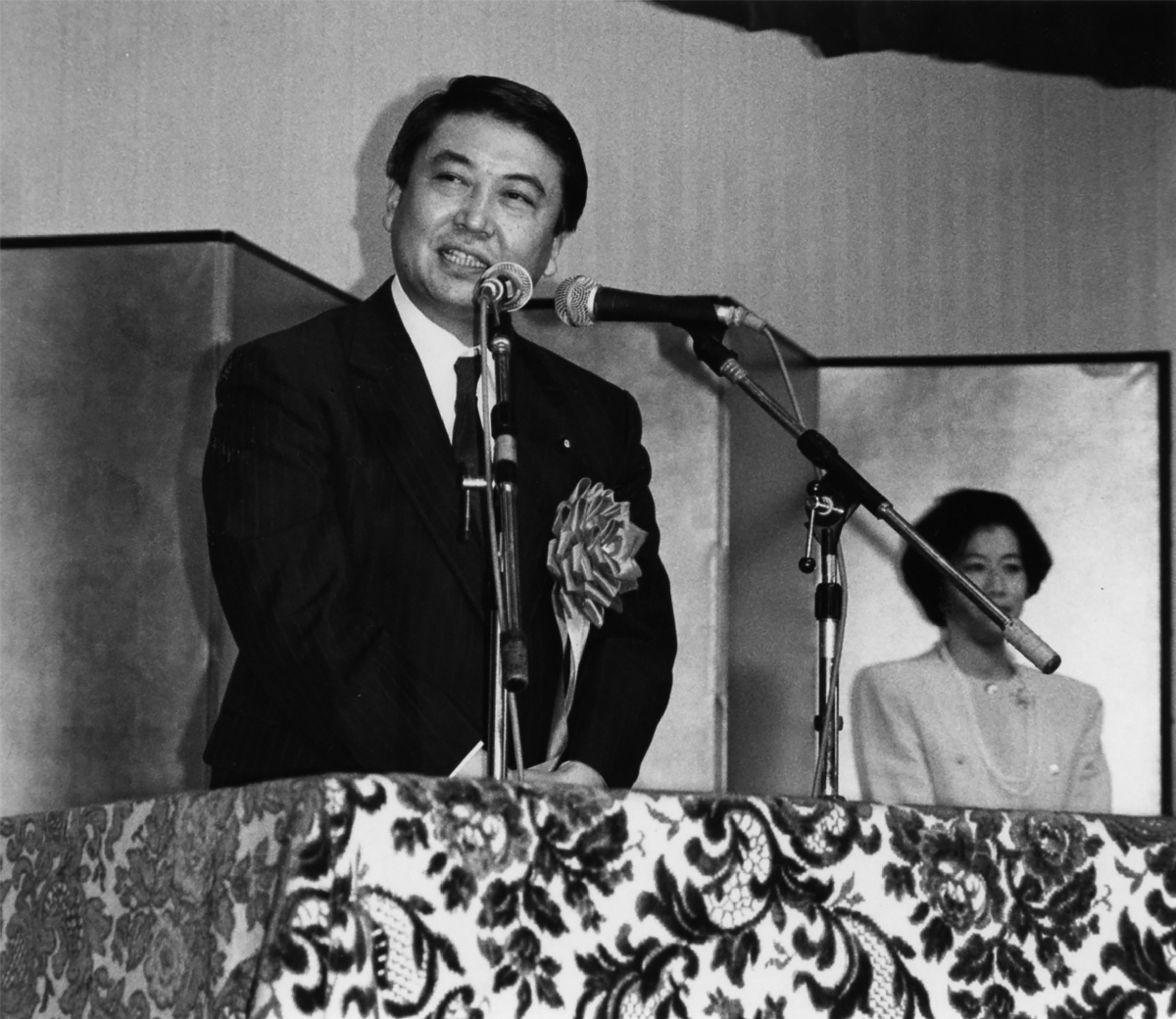 内閣官房副長官の就任祝賀会であいさつする大島理森氏=1990年4月1日、八戸市内