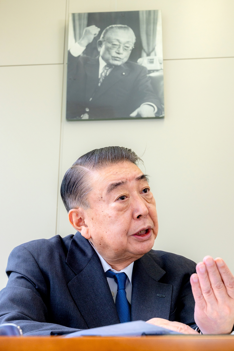 衆院議長時代を振り返る大島理森氏。席の後ろには政治の師と仰ぐ故・河本敏夫氏の写真が掲げられている=2月6日、八戸市内