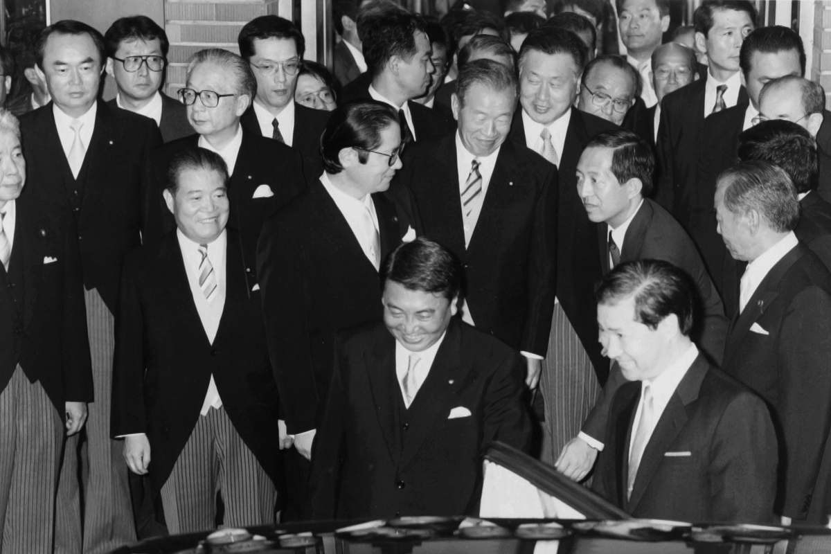 村山内閣で環境庁長官として初入閣し、首相官邸から皇居での認証式に向かうため笑顔で車を待つ大島理森環境庁長官(手前中央)=1995年8月8日