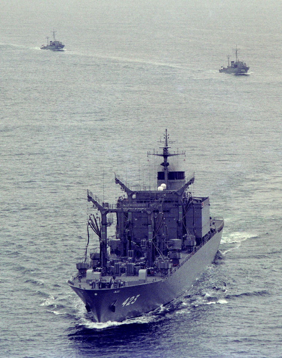 船列を組んで伊豆諸島沖を航行する海上自衛隊の「ペルシャ湾掃海派遣部隊」。先頭は補給艦「ときわ」=1991年4月26日