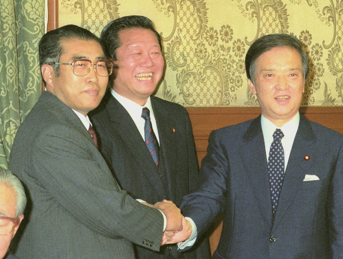 東京都知事選敗北の責任を取って自民党幹事長を辞任した小沢一郎氏(中央)と、新幹事長に決まった小渕恵三氏(左)、海部俊樹首相=1991年4月8日