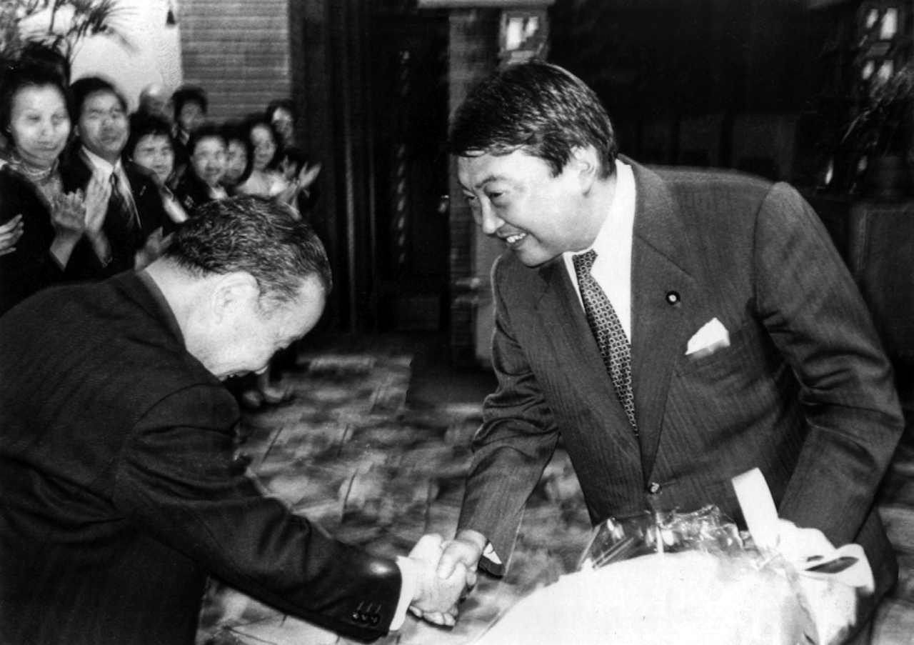 内閣官房副長官の事務引き継ぎを終え、首相官邸を去った大島理森氏。左は共に副長官を務めた石原信雄氏=1991年11月8日