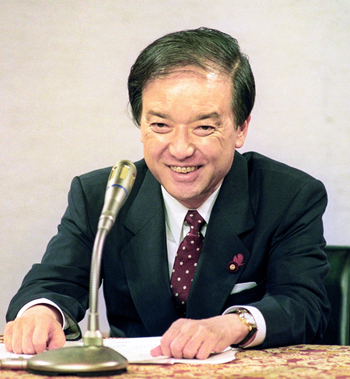 記者会見で総裁選不出馬を正式に表明する海部俊樹首相=1991年10月5日