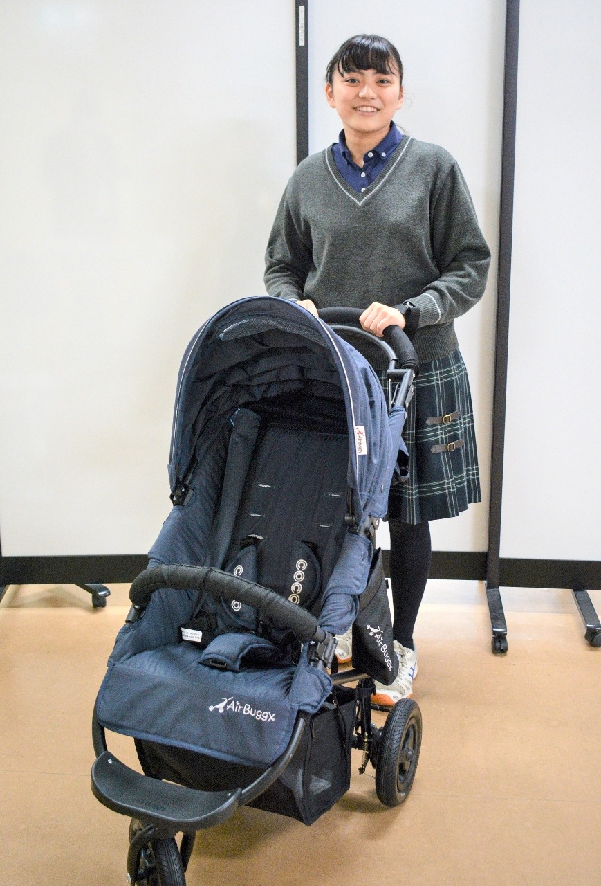 高校1年の冬にお年玉で購入したマイベビーカーを押す奥井ゆうかさん=八戸市