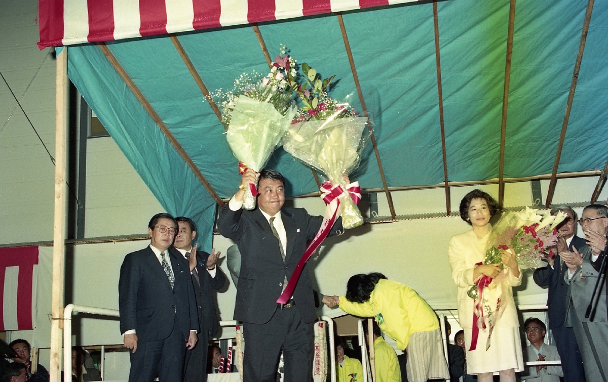 4期目の当選を決めて花束を受け取った大島理森氏(中央)。新党ブームが起こる中で既存政党には厳しい戦いだった=1993年7月18日、八戸市内