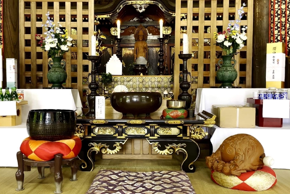 国の重要文化財に指定されている天台寺本堂の内部(楽曲のMVより)