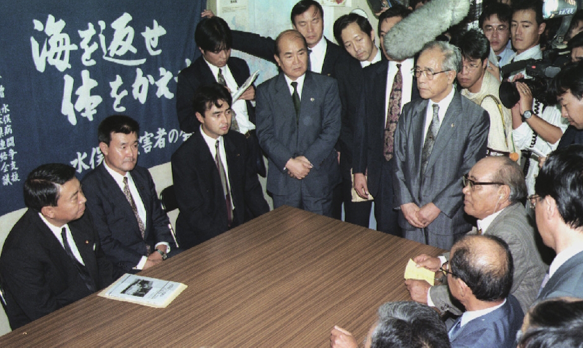 被害者団体の事務所を訪れ、解決案合意の理解を求める大島理森環境庁長官(左)=1995年9月30日、熊本県水俣市