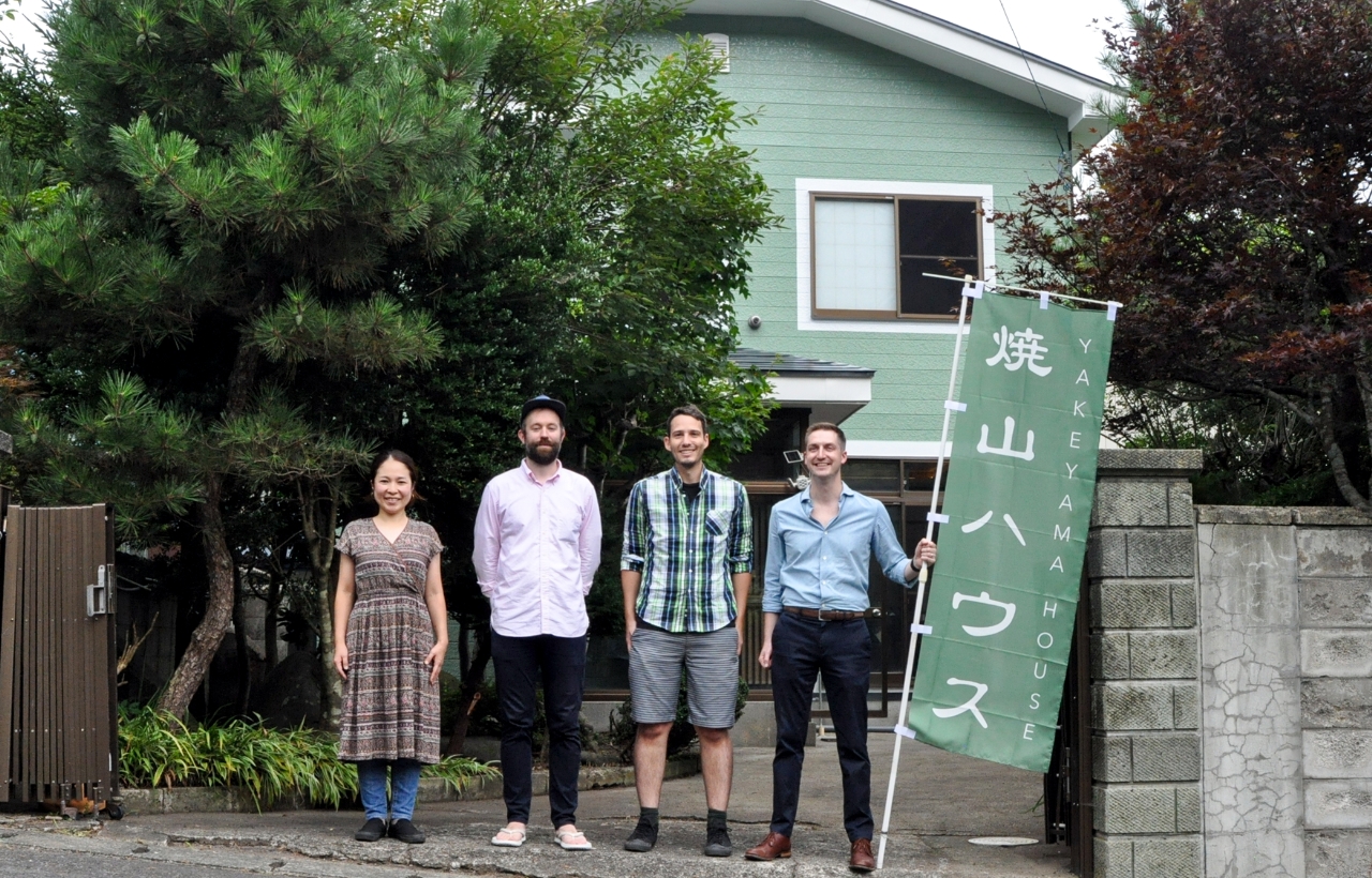 焼山ハウスをオープンする「クイーン・アンド・カンパニー」の社員=27日、十和田市