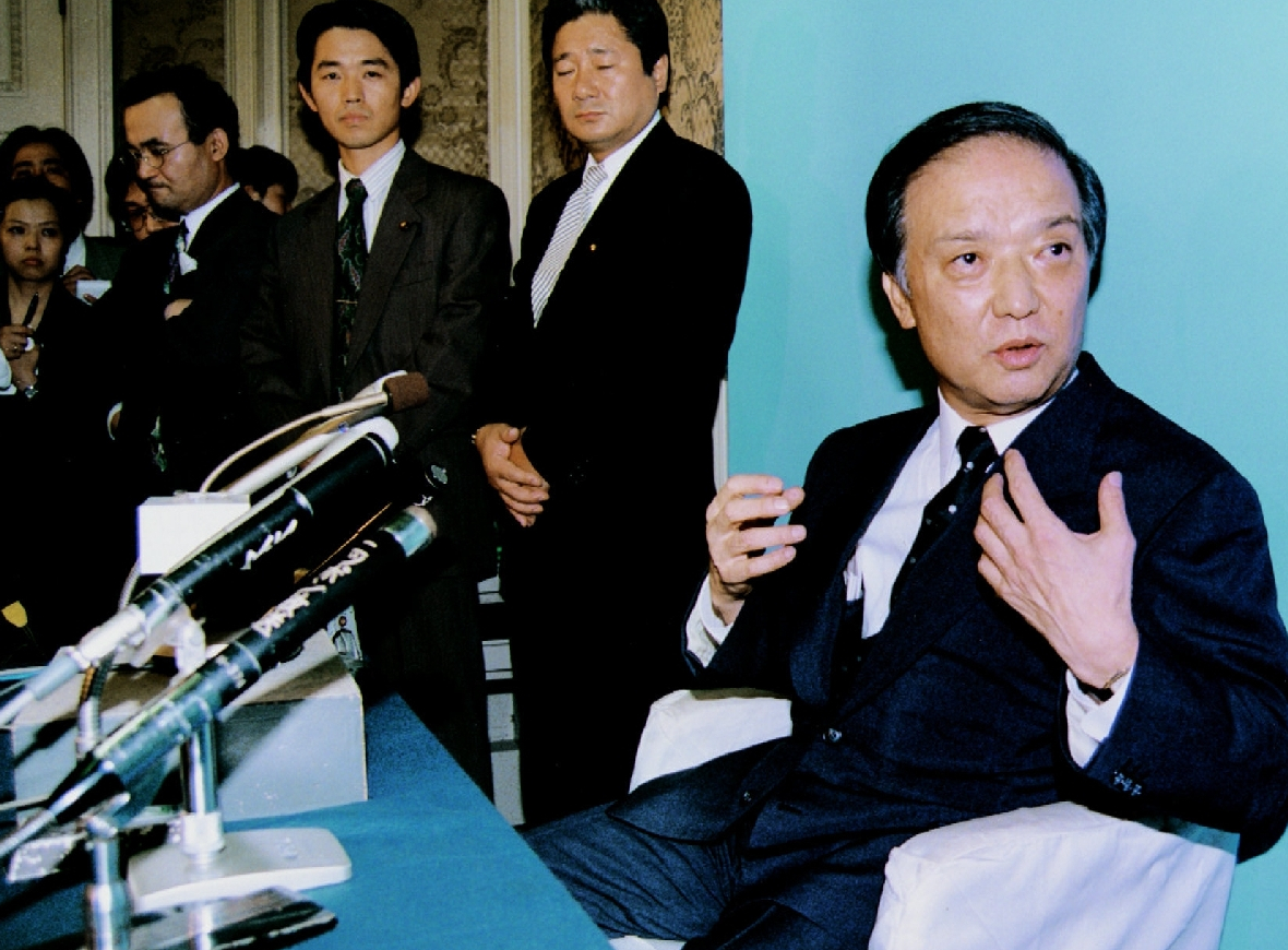 首相選出馬の記者会見をする海部俊樹氏=1994年6月29日、国会