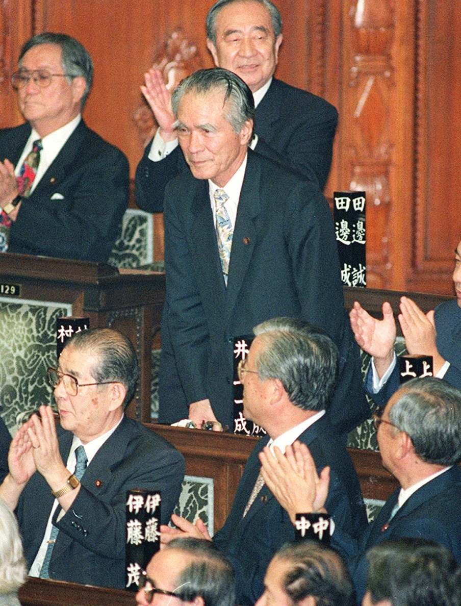 決選投票で首相に指名された社会党の村山富市委員長=1994年6月29日、衆院本会議