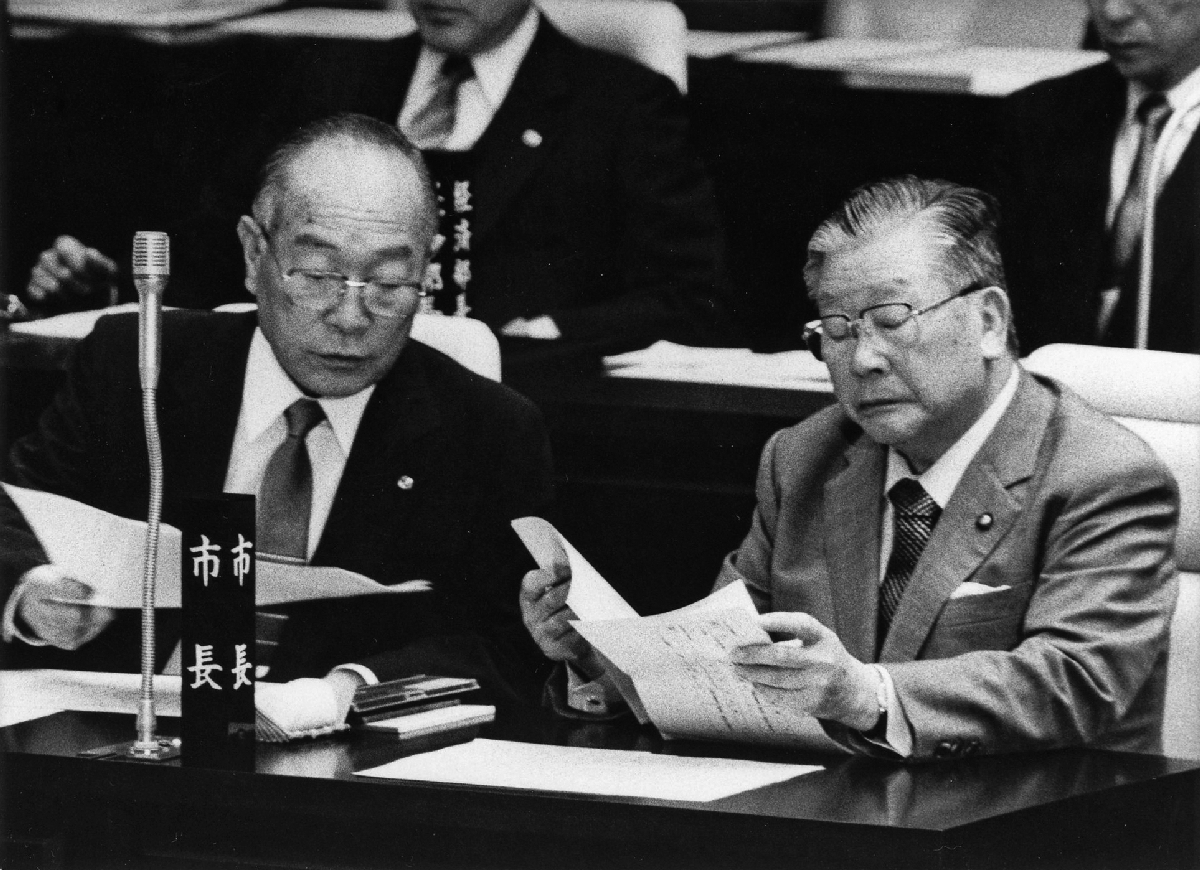 八戸市議会本会議に臨む秋山皐二郎市長(右)と巻石蔵助役=1989年5月