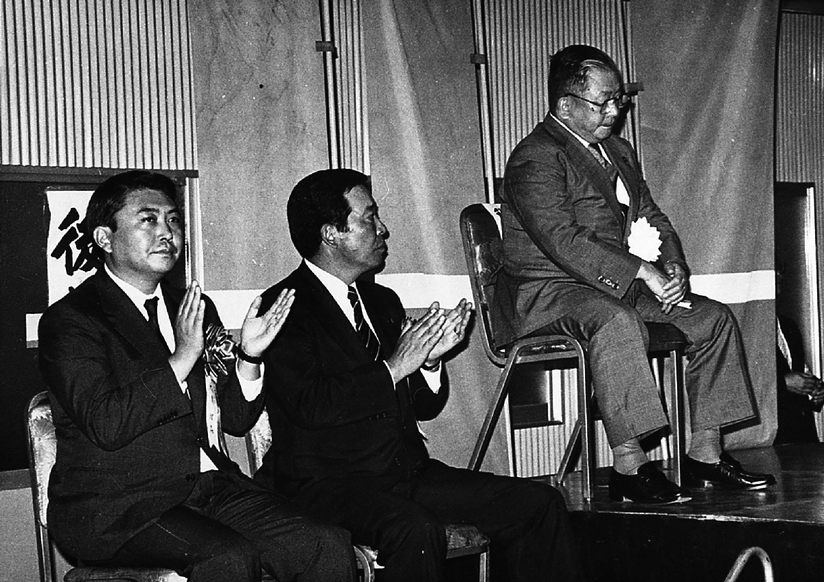 秋山皐二郎氏(右)の事務所開きに出席する大島理森氏(左)と田名部匡省氏。1985年の八戸市長選は保守分裂の激しい戦いとなった=85年9月、同市内