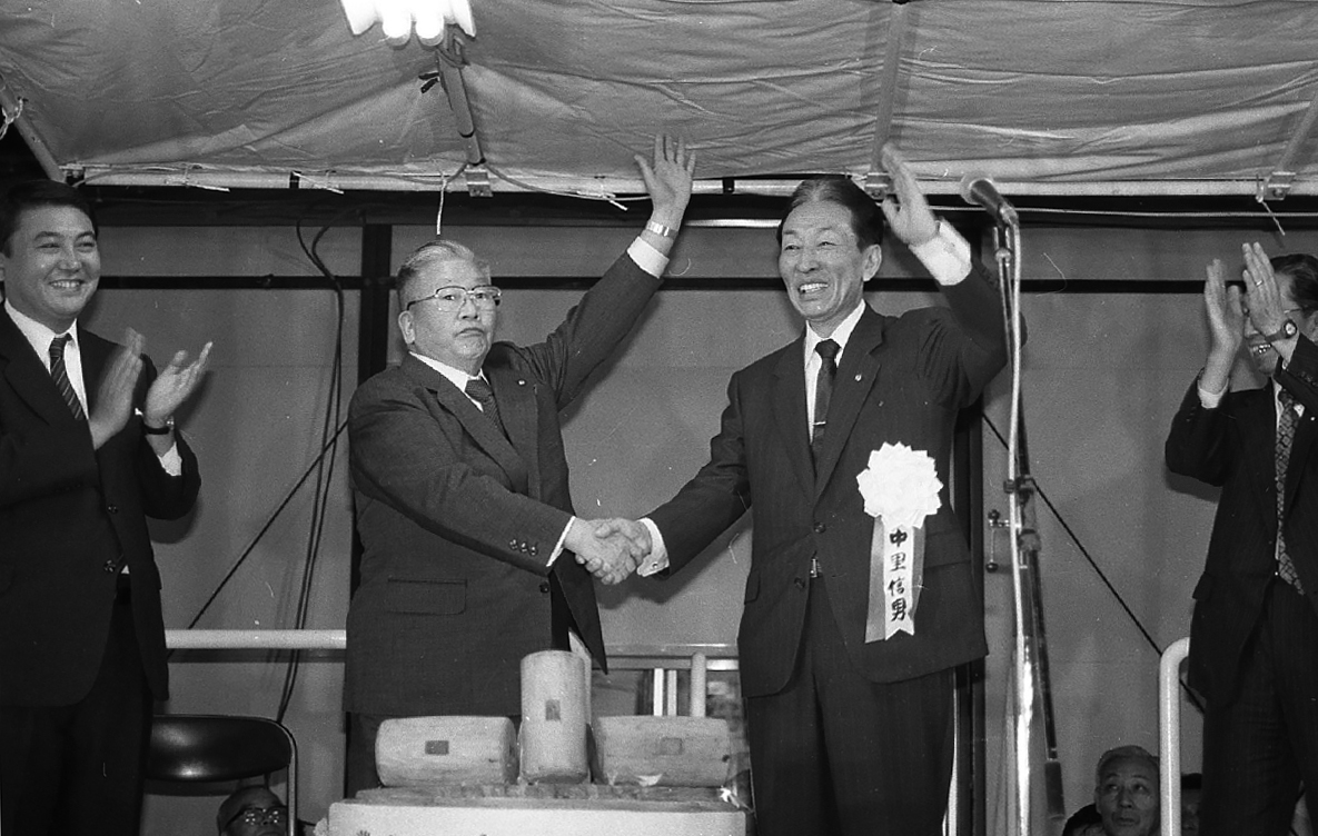 八戸市長選で初当選した中里信男氏(右から2人目)と祝福に訪れた秋山皐二郎氏(同3人目)。左は大島理森氏=1989年11月12日、同市内
