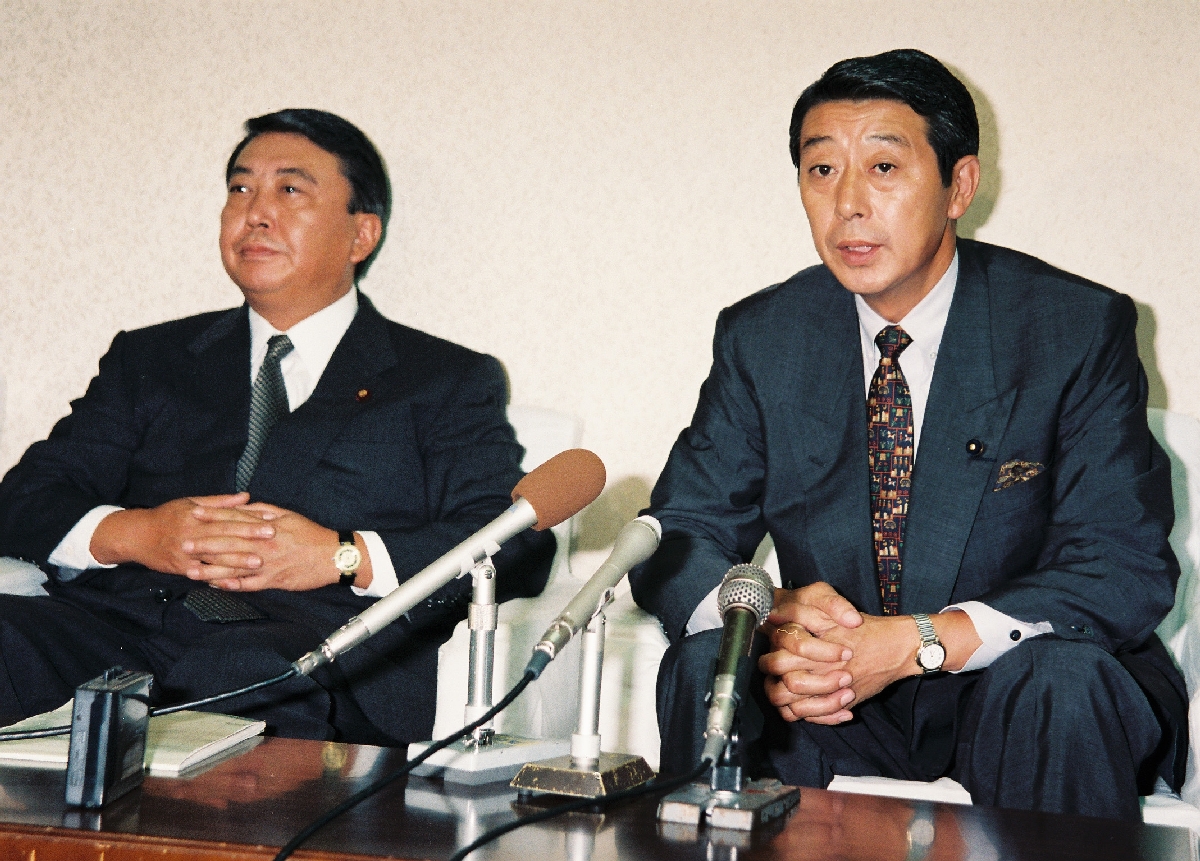 自民党青森県連は1998年夏の参院選に金入明義氏の擁立を決めた。出馬要請後に記者会見する県連会長の大島理森氏(左)と金入氏=97年8月30日
