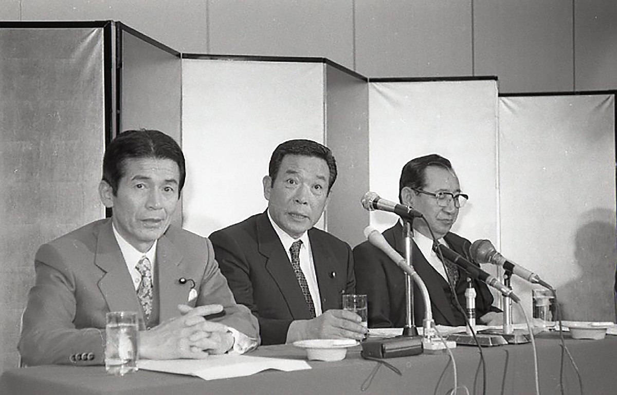 新生党青森県連の設立について記者会見する木村守男衆院議員(左)、田名部匡省衆院議員(中央)、松尾官平参院議員。政界再編の波は青森にも及んだ=1994年4月30日、青森市内
