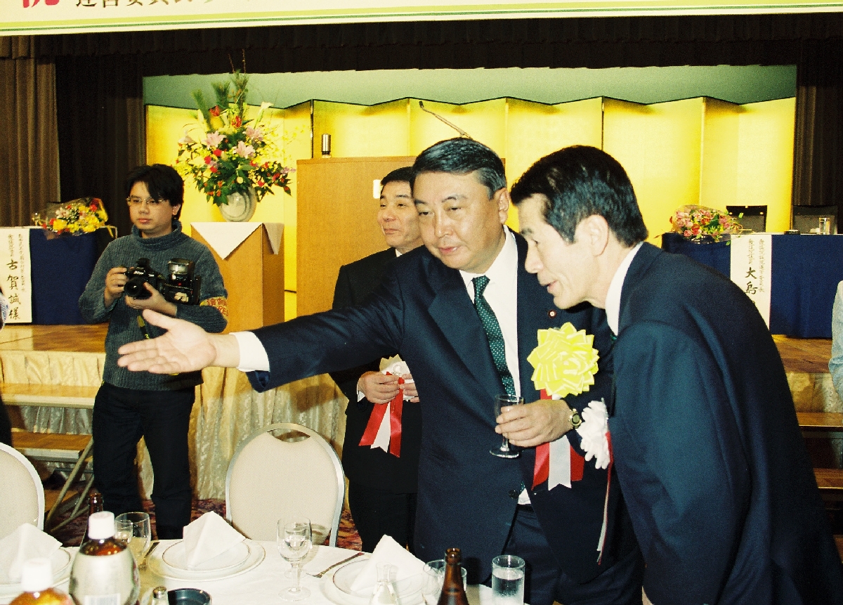 自民党と接近する中で、木村守男知事(右)は大島理森氏の「新春の集い」に出席し、自民寄りの姿勢を明確にした=2000年1月、八戸市内